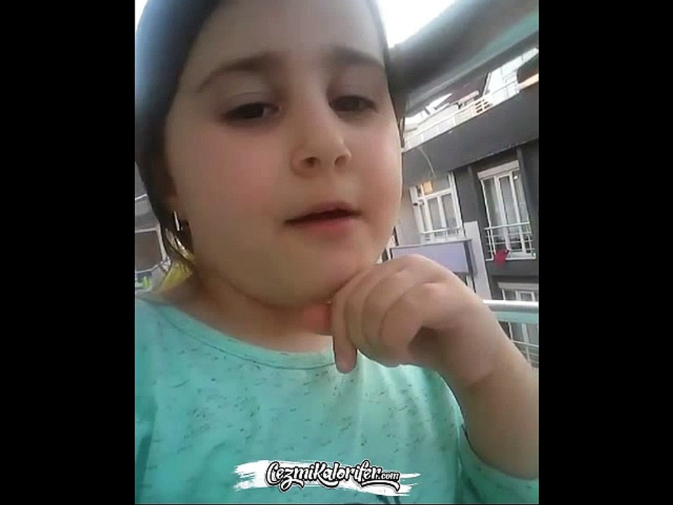 Kendince Klip Çekerken Telefonu Aşağıya Düşüren Ufaklık ve İlk Defa Teknoloji Görüyor Gibi Tepki Veren Ufaklıklar