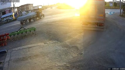 Motosikletin römorka çarptığı ölümlü kaza kamerada