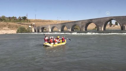 Murat Nehri'nde Rafting ve Kano Heyecanı