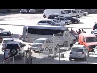 Ora News - Vlorë, me kallashnikov e maska grabisin furgoni nga Italia, marrin 50 mijë euro