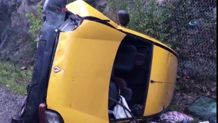 Virajı Alamadı, Kayalara Çarparak Takla Attı: 3 Yaralı