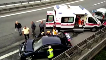 Otomobil Bariyerlere Çarptı: 2 Yaralı