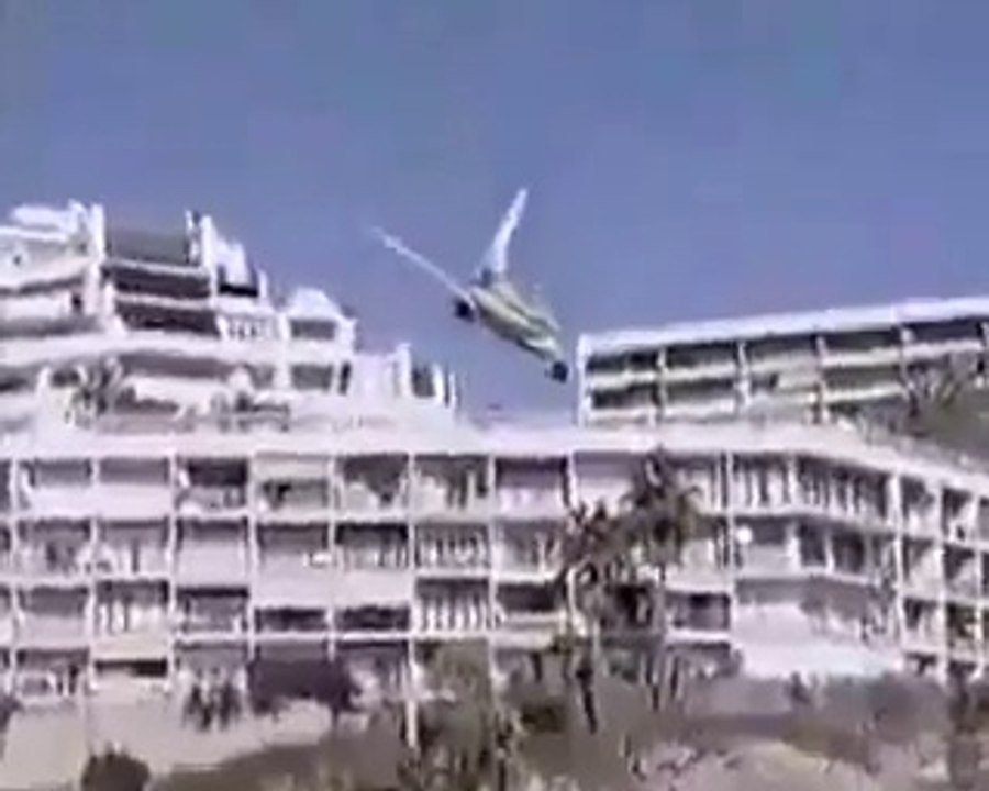 Extraordinary boeing 777 landing on the beach_n