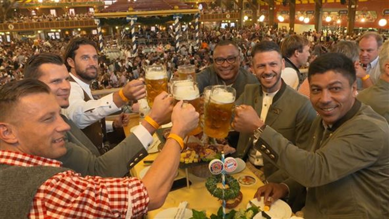 Legenden des FC Bayern versammelt auf dem Oktoberfest