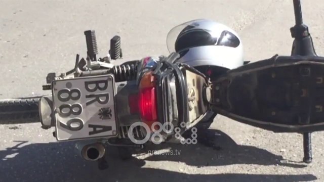 Ora News - Aksident në Berat, makina përplas motorin, plagoset 30-vjeçari