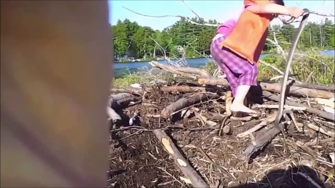 Cette fillette n'a peur de rien... Même pas des gros serpents