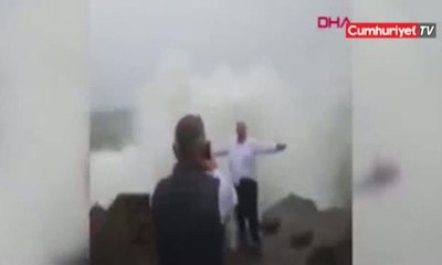 Fotoğraf çektirmek isterken dalgaların arasında kaldı