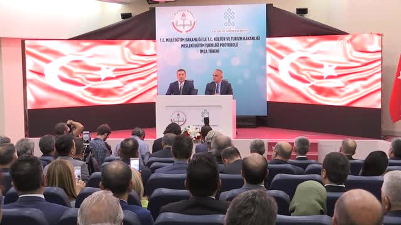 Bakan Ersoy: "Turizm Meslek Lisesi Mezunu En Az 2 Lisanı Çok İyi Öğrenmiş Olacak"