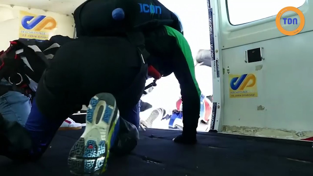 Un saut en parachute avec une Vespa !