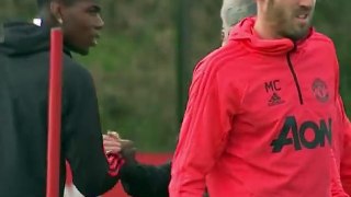 DIRECT !  La vidéo du début d'entraînement à Manchester United montre le froi...