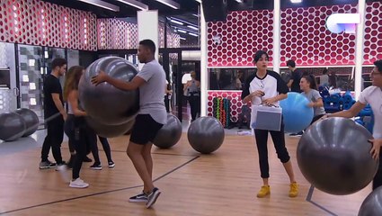 Los chicxs juegan con las pelotas después de la clase de Mamen - 26/09/2018