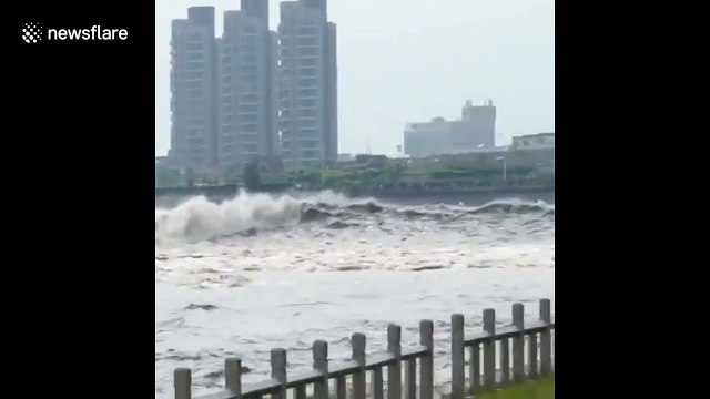 Spectacular footage of Qiantang River tidal phenomenon