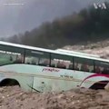 یک بس بدون مسافر بر اثر سیلاب‌ها و بارندگی های شدید در هند به درون آب واژگون و غرق شد.  #voascoial
