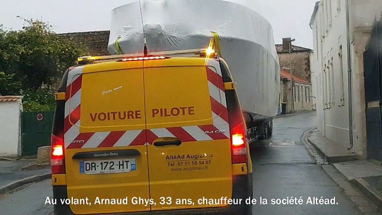 Un convoi exceptionnel, transportant un bateau du Grand Pavois