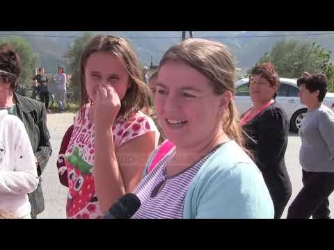 Protesta për shkollën e fshatit, pasi hynë me forcë në godinë, prindërit bllokuan rrugën