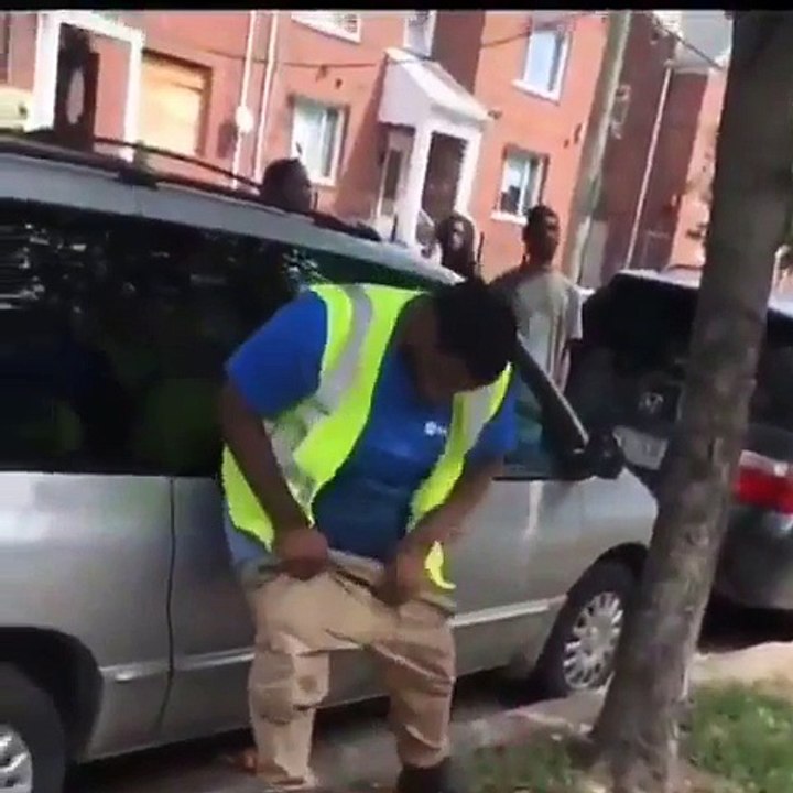 Effrayé par la sirène, cet homme court... mais complètement ivre LOL
