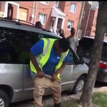 Effrayé par la sirène, cet homme court... mais complètement ivre LOL