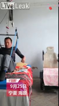 A 6 ans elle prend soin de son papa handicapé complètement !