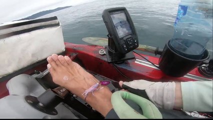 Pêche - il attrape son pied avec l'hameçon ! Le pauvre...