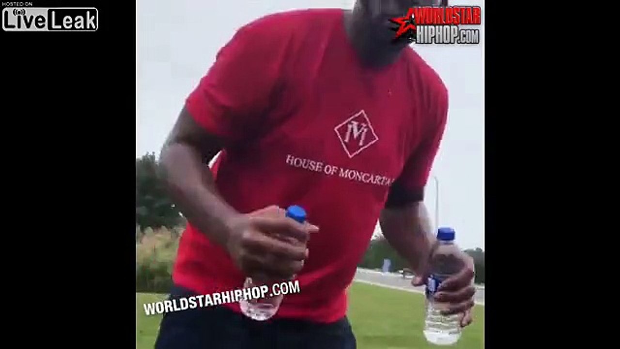 Il vend des bouteilles d'eau.. du caniveau ! L'arnaque !