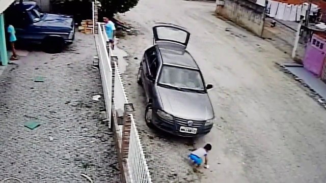 Il écrase son neveu qu'il n'a pas vu devant la voiture mais l'enfant est très chanceux et s'en sort indemne