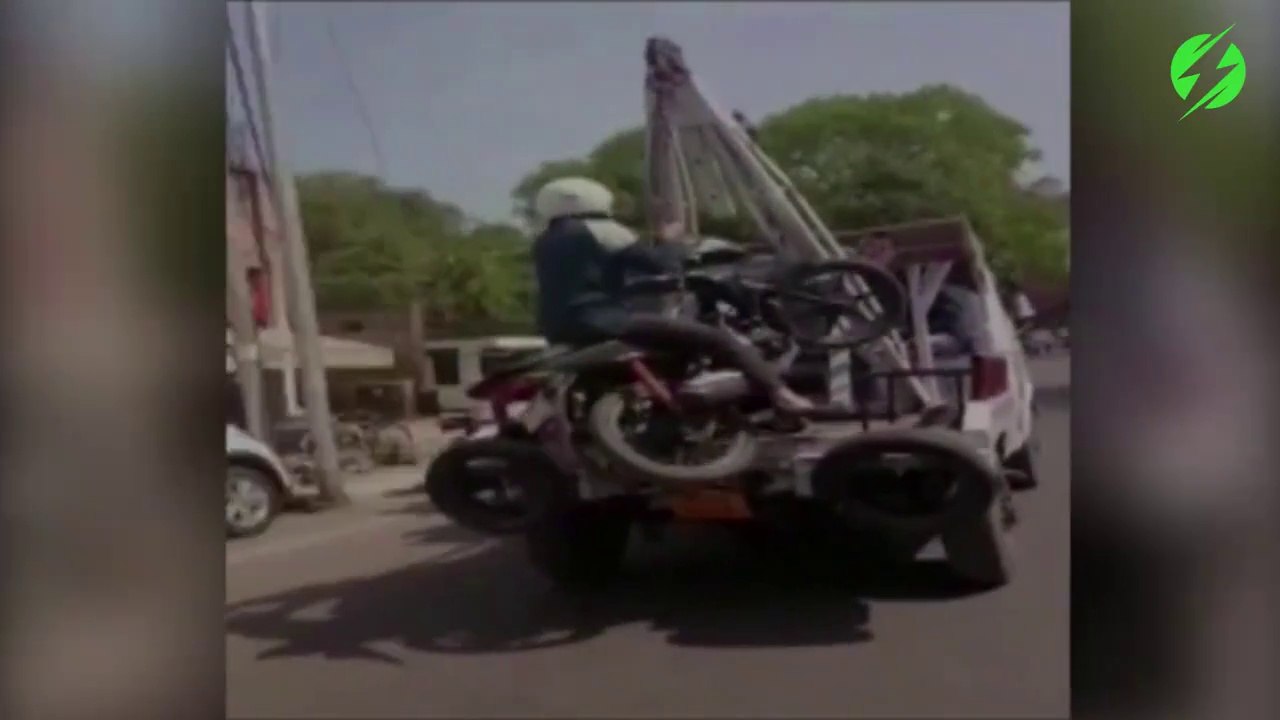 Un motard qui ne veut pas laisser sa moto à la fourrière