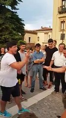 Avec eux on ne rigole pas pendant un Pierre-Feuille-Ciseaux