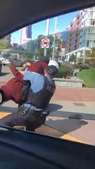 Un policier de Chicago arrête un homme qui tenait un club de golf