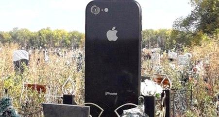 IPhone'u Çok Seven Genç Kıza, IPhone Şeklinde Mezar Taşı