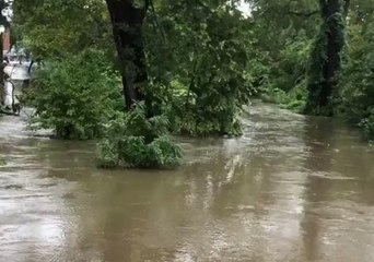 Video herunterladen: Flash Flooding Hits Mamaroneck, New York, After Heavy Rain