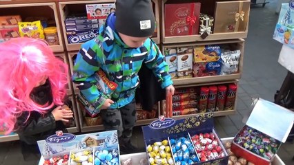 Хэллоуин празднуем с шариками и требуем конфеты Мистер Макс & Мисс Катя (новый выпуск 09 11 2016)