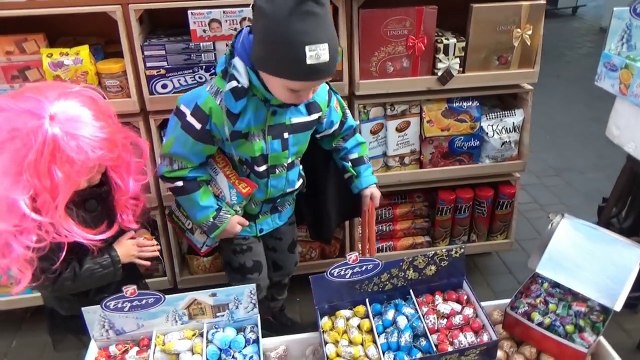 Хэллоуин празднуем с шариками и требуем конфеты Мистер Макс & Мисс Катя (новый выпуск 09 11 2016)