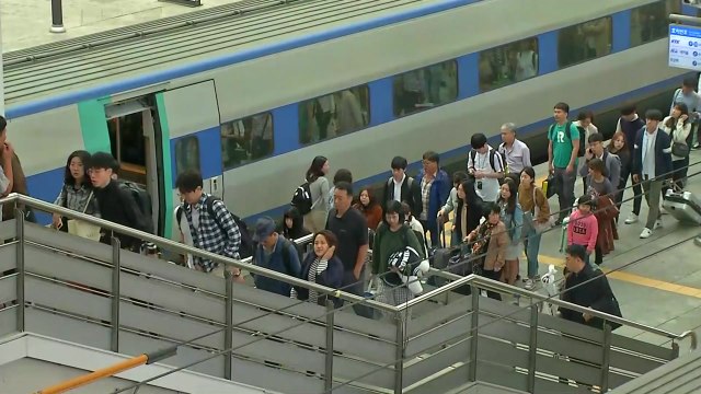 추석 연휴 끝자락...서울역 귀경객 '북적' / YTN