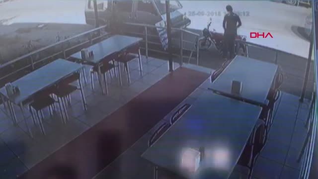 Manisa Otomobile Çarpmamak İçin Manevra Yaptı, Motosikletliye Çarptı