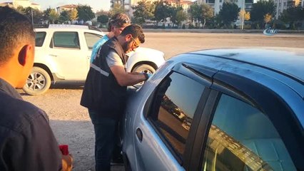 Satılan Hayvanların Parası 13 Bin 700 Lirayı Otomobilden Çaldılar- Aksaray'da Otomobilin Kapısını...