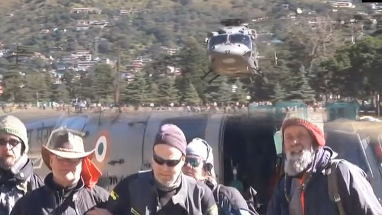 Himachal Pradesh Rains : IAF rescues 5 foreign Nationals | Oneindia News