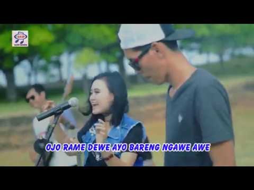 Tiya Wahyu - Salam Awe Awe [Official Music Video]