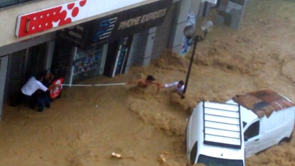 Un homme sauvé des inondations (Tunisie)
