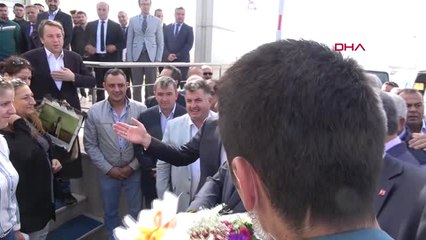İzmir Bakan Pakdemirli, Buzağıyı Süt ile Besledi