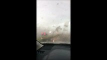 Elle se retrouve piégée dans sa voiture alors qu'une tornade passe tout pret