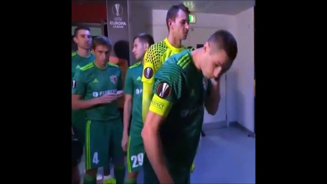 Ce footballeur est surpris en train de faire un truc bizarre avant un match