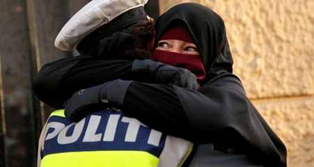 Danimarka'da Peçe Yasağına Karşı Çıkan Eylemciye Sarılan Kadın Polise Soruşturma Açıldı