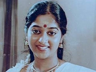 മോനിഷ മരിച്ചതും അങ്ങനെയായിരുന്നു, 'അമ്മ പറയുന്നത് ഇങ്ങനെ