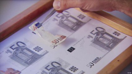 أوراق نقدية تحت الضوء