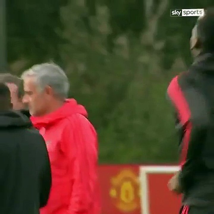 Mourinho e Pogba num momento de tensão captado pelas câmaras
