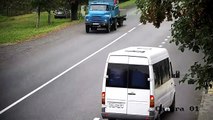 Il s'endort et fonce droit sur un camion venant du sens inverse !