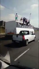 Download Video: Ils font la fête sur le toit d'un bus roulant en pleine autoroute !