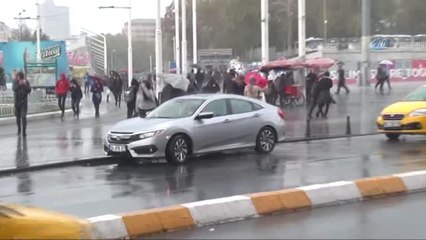 Vatandaşların Fırtına ile İmtihanı Böyle Görüntülendi