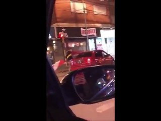 River Plate taraftarından, Boca Juniors taraftarı kadına şoke eden yumruk