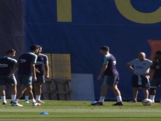 لقطة: كرة قدم: بوسكيتس يخدع زميله فيرمايلين في تدريبات برشلونة